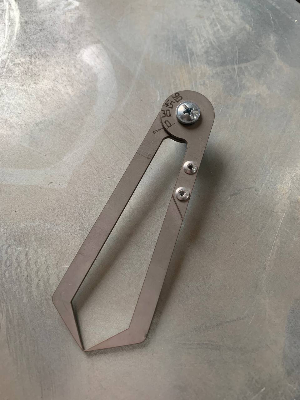 Изготовление самодельного циркуля для разметки металла из профильной трубы и болтов