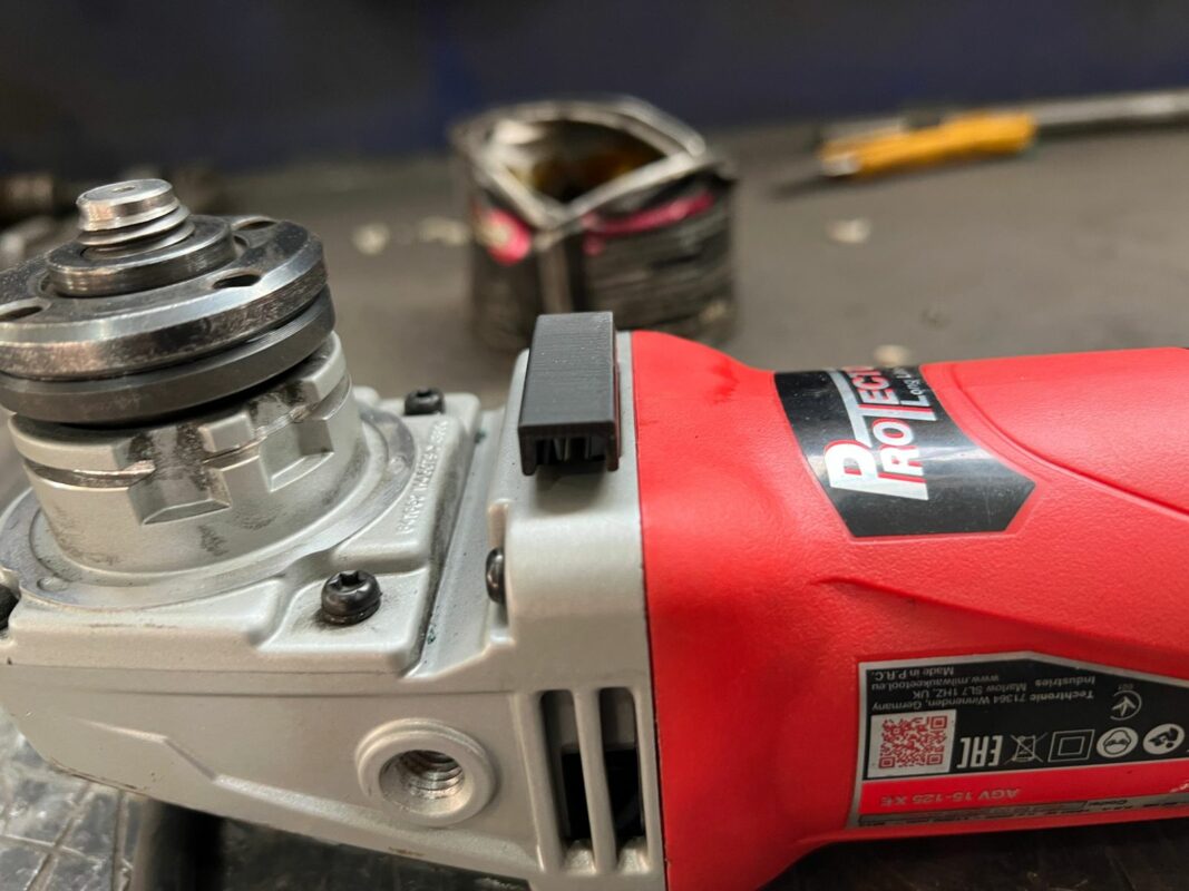 3D модель Отвод воздушного потока вниз для УШМ Milwuakee AGV 15-125 XE