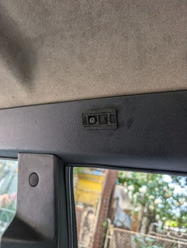 3D модель Крепление для заглушки рукоятки водителя Volvo 940/740 OEM 1338582