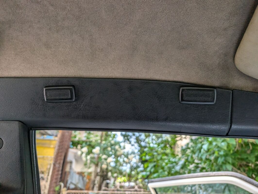 3D модель Крепление для заглушки рукоятки водителя Volvo 940/740 OEM 1338582